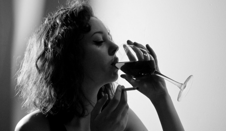 Na Jakubáku se porvaly tři ženy. Nejdříve na sebe začaly vylévat drinky, pak vzduchem létalo sklo