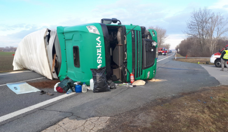 FOTO: U Nových Mlýnů boural dnes ráno kamion. Frekventovaná silnice je neprůjezdná