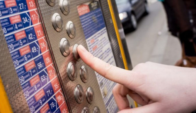 Náctiletí chlapci rozbíjeli v Brně automat na jízdenky, všichni byli přitom celostátně hledaní