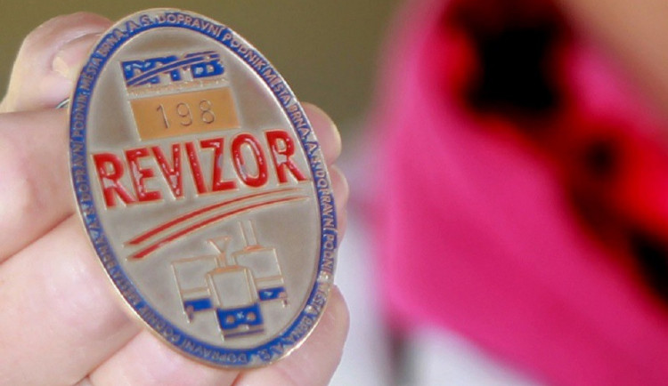 Počet černých pasažérů v brněnské MHD loni klesl, počet napadení revizorů nikoliv