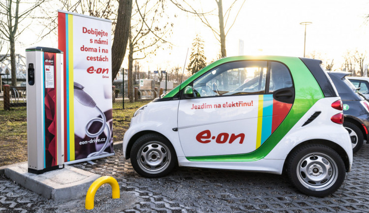 VIDEO: Elektromobily můžeme nabíjet i u náplavky. E.ON otevřel druhou dobíjecí stanici v Budějcích