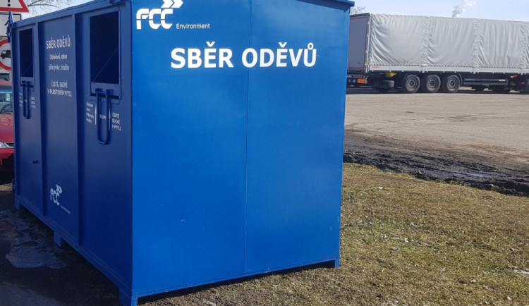Staré oblečení můžete vyhodit Na Dlouhé louce. Firma FCC tam umístila nový kontejner