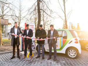 Elektromobily se mohou nabíjet i u náplavky. E.ON otevřel druhou dobíjecí stanici v Budějcích