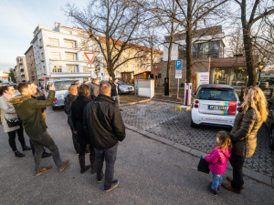 Elektromobily se mohou nabíjet i u náplavky. E.ON otevřel druhou dobíjecí stanici v Budějcích