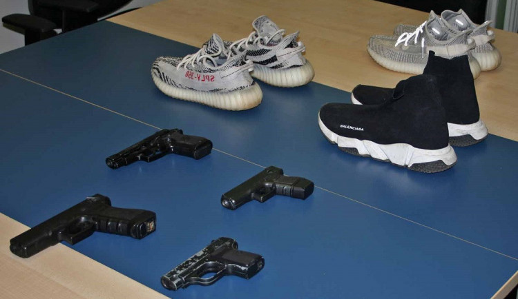 Náctileté děti přepadávaly na schůzkách v Brně lidi se zbraní v ruce kvůli značkovým botám