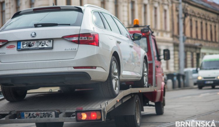 V Brně začnou vracet auta odtažená při blokovém čištění zpátky na místo, řidiči zaplatí méně