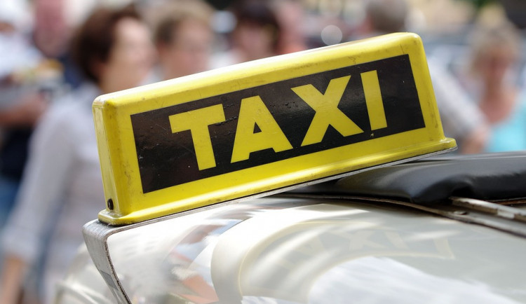 Taxíky nebudou muset mít taxametr, schválila to vláda