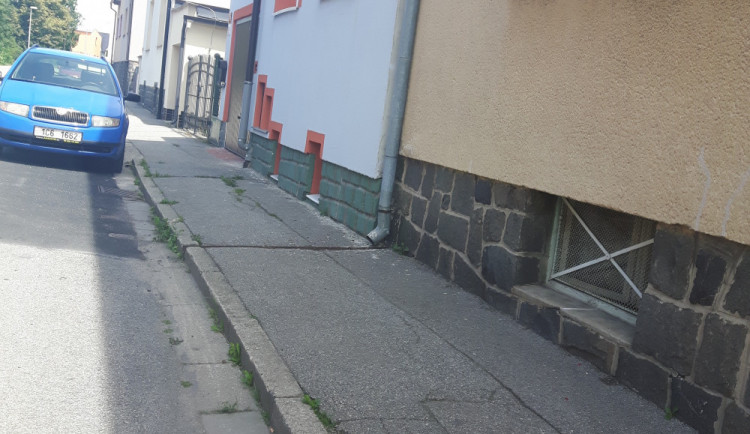Oprava chodníku vyjde na necelé tři miliony. Vymění se i veřejné osvětlení