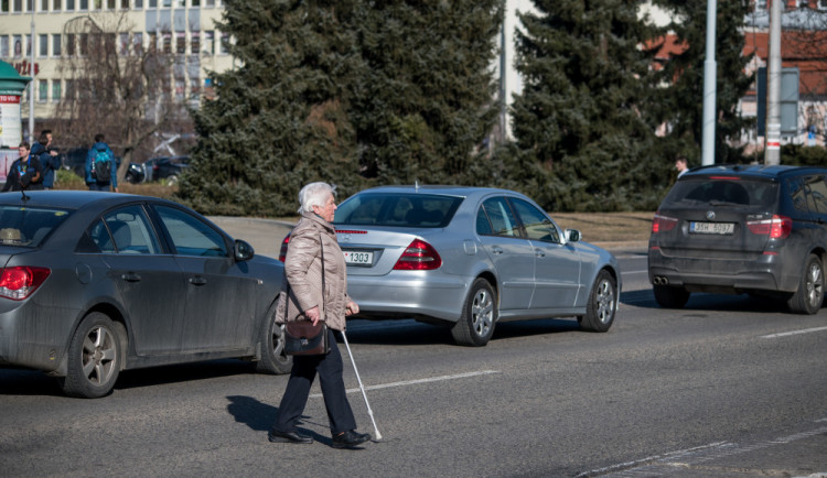 Lidé přebíhající mimo přechod. Každodenní problém na budějckých silnicích