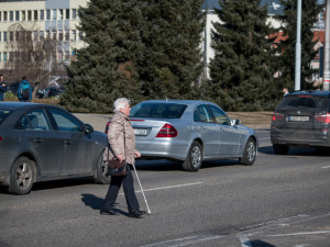Lidé přebíhající mimo přechod. Každodenní problém na budějckých silnicích
