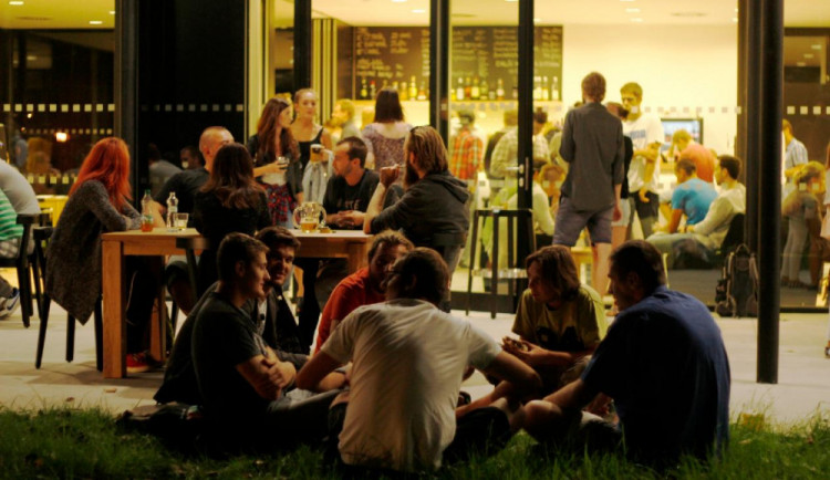 Benefiční festival Světlo Bazalce rozhýbe Kampu