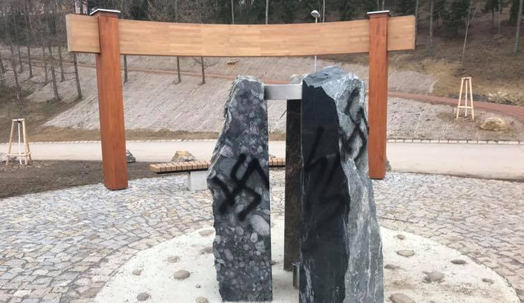 FOTO: V Líšni řádil vandal. Lavičky a fontánu pomaloval nacistickou symbolikou