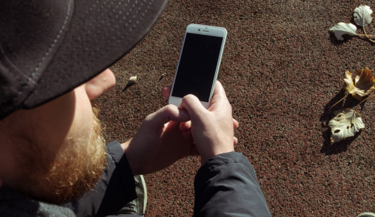Muž se nechal v Brně obejmout od náhodného kolemjdoucího, ten ho obral o mobil a peněženku