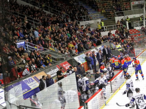 Solidně zaplněná Budvar aréna sledovala premiérovou výhru Motoru ve vyřazovacích bojích