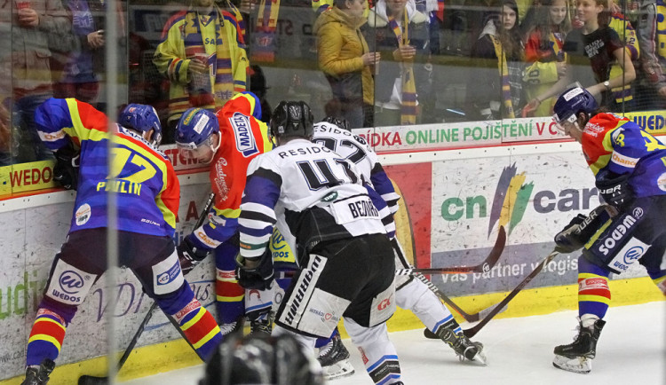 Urputný čtvrtfinálový souboj mezi budějckými a havířovskými hokejisty