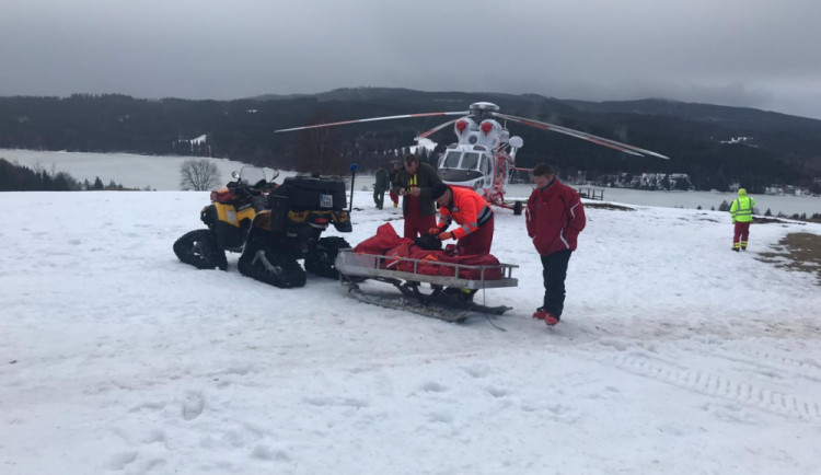 Žena v lyžácích upadla v restauraci. Těžce zraněnou ji do nemocnice převezl vrtulník