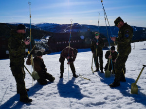 Vojáci se učili vyhledávat zasypaného pomocí lavinové sondy