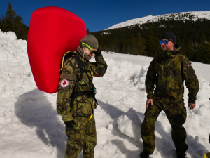 Praktická ukázka lavinového batohu pracujícího na principu airbagu