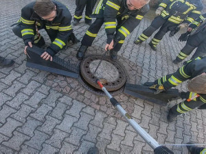 Uvízlého potkana zachránili hasiči. Zpráva obletěla svět. Lidé mu přáli ale i drastickou smrt