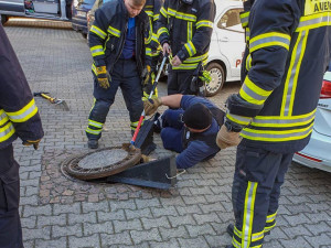 Uvízlého potkana zachránili hasiči. Zpráva obletěla svět. Lidé mu přáli ale i drastickou smrt