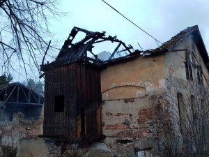 Ve Stráži nad Nežárkou začal hořet bývalý lihovar. Hasiči vyhlásili druhý stupeň poplachu