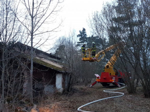 Ve Stráži nad Nežárkou začal hořet bývalý lihovar. Hasiči vyhlásili druhý stupeň poplachu