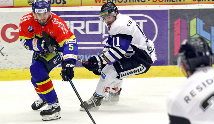 Branislav Rehuš blokuje Karla Plášila