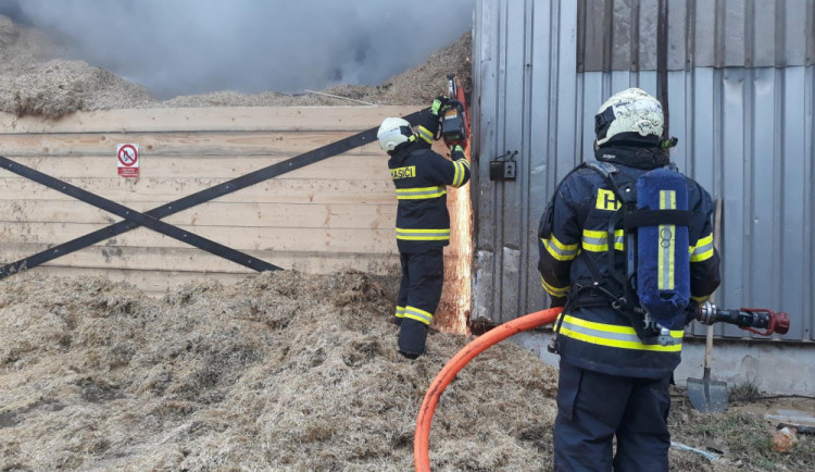 Hasiči při požáru slámy