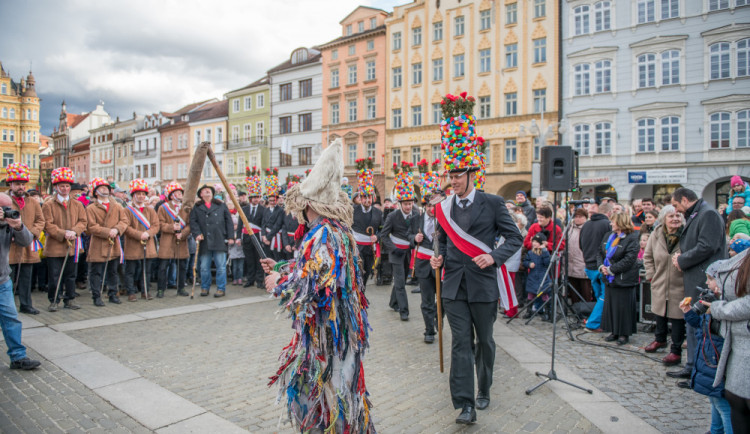 FOTO: Budějckým náměstím prošel masopustní průvod. Někteří lidé odcházeli naštvaní