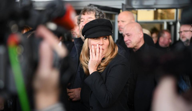 FOTO, VIDEO: S Jiřím Pomeje se přišly rozloučit stovky lidí. Nechyběli ani kolegové z herecké branže