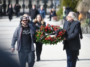 Smuteční hosté čekající na obřad.