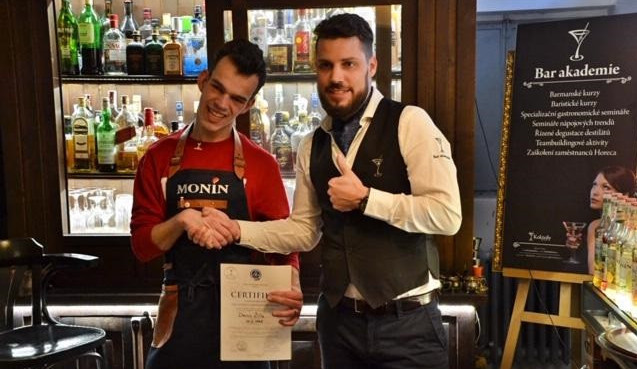 Hendikepovaný mladík Denis má sen o vlastní kavárně. Kurz baristy zvládnul na jedničku