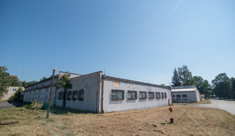 Ilustrační fotografie, Bývalé prostory kasáren na letišti v Plané