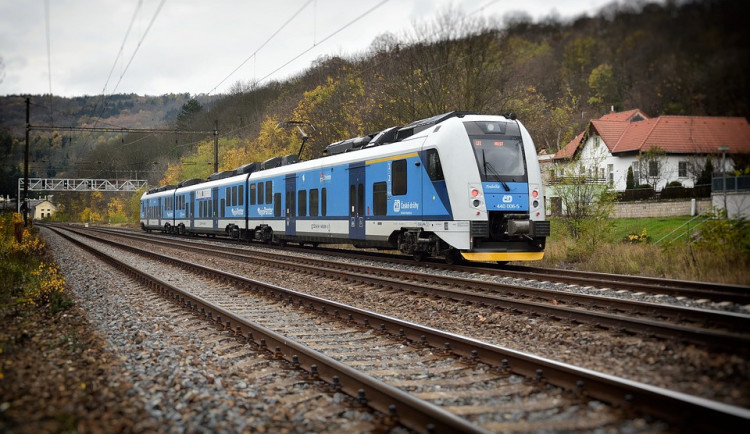 Rychlík u Tábora projel o padesát metrů návěst. Cestující museli být evakuováni