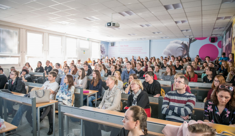 Na Jihočeské univerzitě se debatovalo o euru. Přednáška trhla návštěvnický rekord