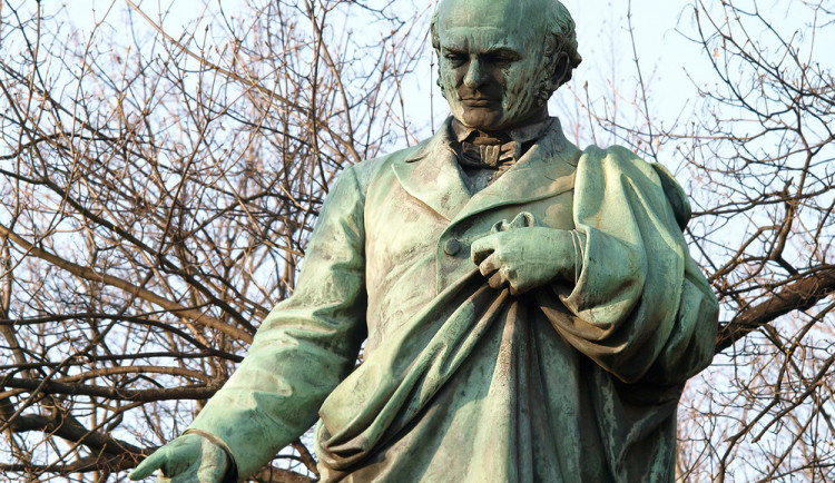 Detail pomníku Adalberta Lanny z roku 1879, strženého v roce 1945 a obnoveného roku 1993.