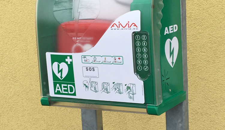 AED s úložnou skříní na Hasičské zbrojnici Rudolfov