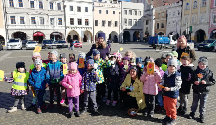 VIDEO: Děti z Mateřské školy Vrchlického nábřeží přály na náměstí ženám k svátku