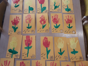 Děti z Mateřské školy Vrchlického nábřeží přály na náměstí ženám k svátku