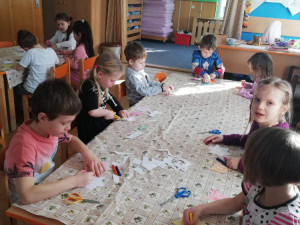 Děti z Mateřské školy Vrchlického nábřeží přály na náměstí ženám k svátku