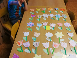 Děti z Mateřské školy Vrchlického nábřeží přály na náměstí ženám k svátku