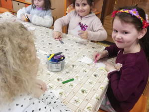 Děti z Mateřské školy Vrchlického nábřeží přály na náměstí ženám k svátku