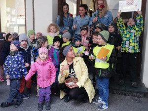 Děti z Mateřské školy Vrchlického nábřeží přály na náměstí ženám k svátku