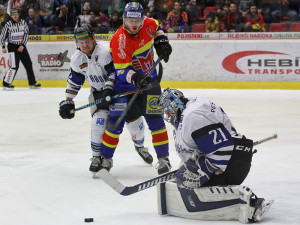 Bláha zasahuje před dojíždějícím Karabáčkem