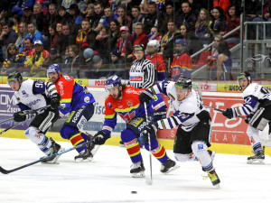 Havířovská rozehrávka v podání Radka Pořízka, za pukem mezitím vyráží Lukáš Endál
