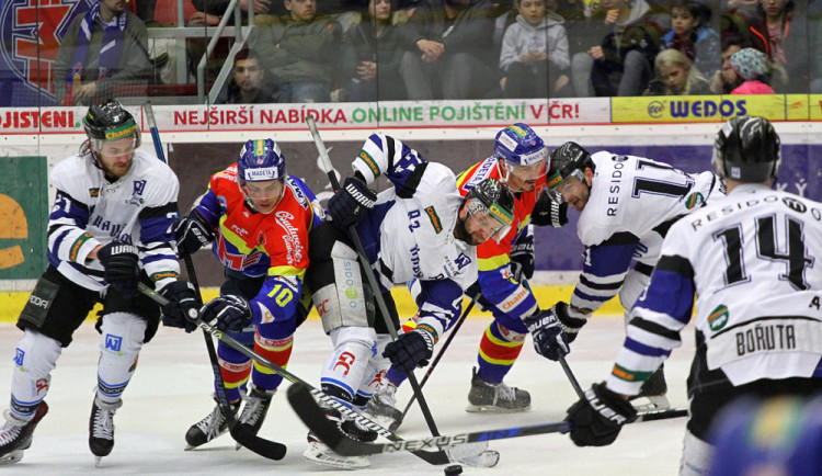 Filip Seman na buly s domácím Romanem Přikrylem