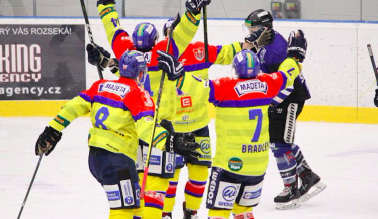 Motor slaví postup.