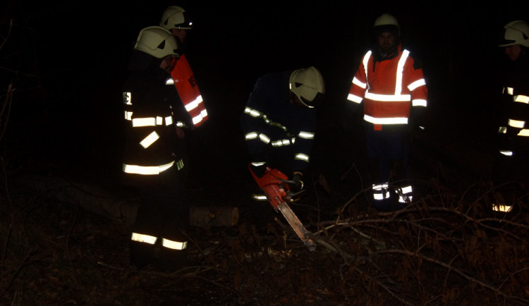 Hasiči likvidovali následky silného větru