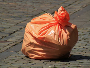 Lidé si stěžují na plné odpadkové koše ve městě. Radnice chystá častější kontroly