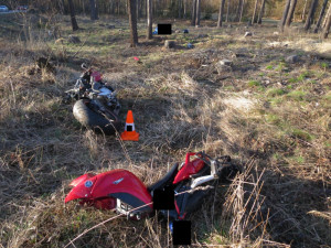 Na Jindřichohradecku narazil motorkář do stromu. Nehodu nepřežil
